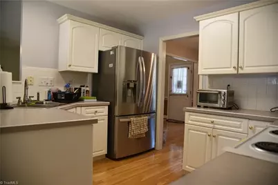 915 New Hampshire Drive, Jamestown, NC 27282 - Photo 9
