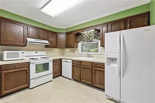 1021 Benjamin Pkwy, Greensboro, NC 27408 - Photo 15