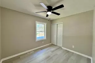 2401 Phoenix Dr, Greensboro, NC 27406 - Photo 33