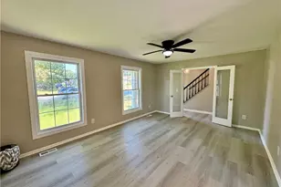 2401 Phoenix Dr, Greensboro, NC 27406 - Photo 3
