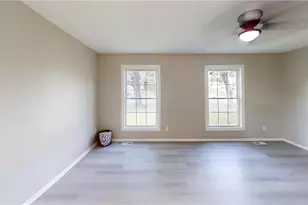 2401 Phoenix Dr, Greensboro, NC 27406 - Photo 5