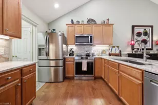 4332 Grassy Moss Dr, Greensboro, NC 27409 - Photo 9