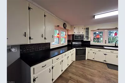 1217 W Main Street, Yadkinville, NC 27055 - Photo 9