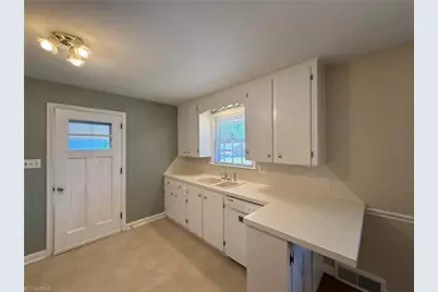1407 Capri Road, Winston-Salem, NC 27103 - Photo 5