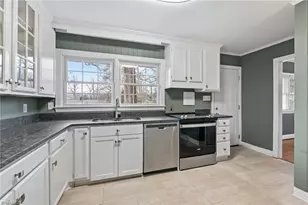 2209 Villa Dr, Greensboro, NC 27403 - Photo 9