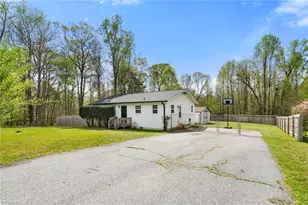 569 Pilot Cir, Thomasville, NC 27360 - Photo 5