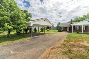 1427 Reeves Mill Rd, Mount Airy, NC 27030 - Photo 3