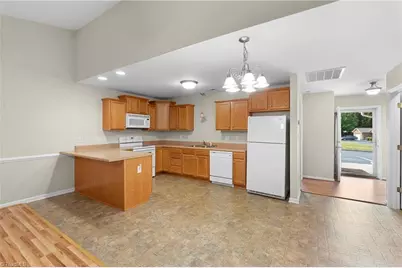 402 Pinefield Place, Thomasville, NC 27360 - Photo 5