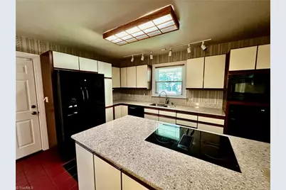 1061 N Peace Haven Road, Winston-Salem, NC 27104 - Photo 5