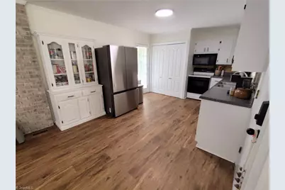 1003 Hillcrest Drive, Thomasville, NC 27360 - Photo 9