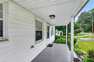 124 Manor Dr, High Point, NC 27260 - Photo 7