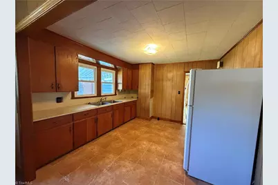 813 W Main Street, Yadkinville, NC 27055 - Photo 15