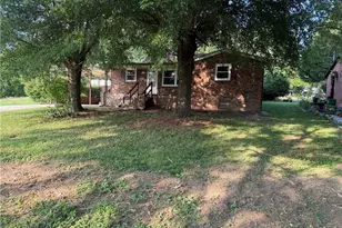 612 School St, Walnut Cove, NC 27052 - Photo 1