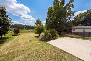 1131 Manorwood Dr, Kernersville, NC 27284 - Photo 17