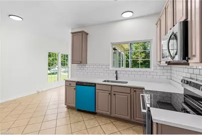 2215 Bradford Glen Circle, Winston-Salem, NC 27107 - Photo 9
