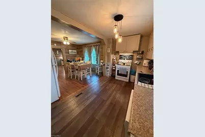 409 E Oak Street, Mount Airy, NC 27030 - Photo 7