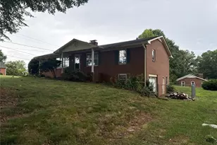 2631 Creekwood Dr, Winston-Salem, NC 27103 - Photo 3