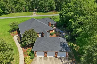 3922 Old Berkshire Dr, Browns Summit, NC 27214 - Photo 3