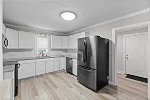 220 Broad St, Mount Airy, NC 27030 - Photo 9
