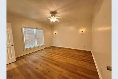 5121 W Wendover Avenue, Jamestown, NC 27282 - Photo 9