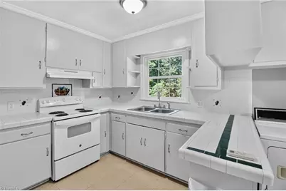 1912 Colonial Avenue, Greensboro, NC 27408 - Photo 9