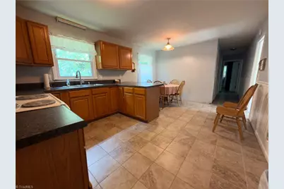218 Delaware Avenue, Mount Airy, NC 27030 - Photo 5