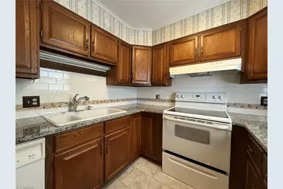 2711 Reynolda Road #2D, Winston-Salem, NC 27106 - Photo 3