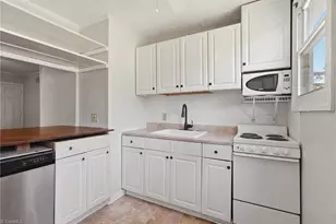 620 N Tremont Dr, Greensboro, NC 27403 - Photo 9