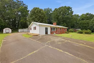 212 Circle Dr, Dobson, NC 27017 - Photo 3