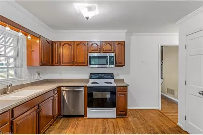 8 Barrett Place, Greensboro, NC 27455 - Photo 9