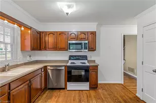 8 Barrett Pl, Greensboro, NC 27455 - Photo 9