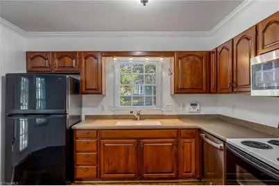 8 Barrett Place, Greensboro, NC 27455 - Photo 7