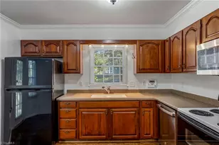 8 Barrett Pl, Greensboro, NC 27455 - Photo 7