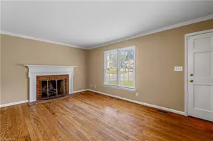 8 Barrett Pl, Greensboro, NC 27455 - Photo 3