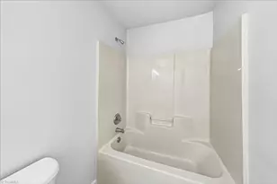 100 Carmel Ct, Kernersville, NC 27284 - Photo 9