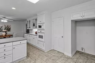 1017 Bridgewater Dr, Greensboro, NC 27410 - Photo 9