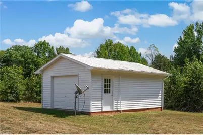 802 Strawberry Road, Reidsville, NC 27320 - Photo 9