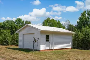 802 Strawberry Rd, Reidsville, NC 27320 - Photo 9