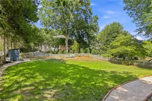 4025 Huntscroft Ln, Winston-Salem, NC 27106 - Photo 5