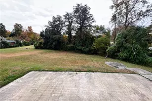 310 Woodlake Dr, Greensboro, NC 27406 - Photo 21