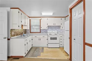 1911 Tucker St, Burlington, NC 27215 - Photo 31