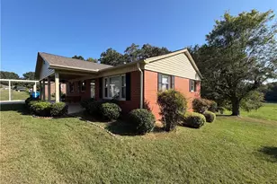 1516 W Fairfield Dr, Mount Airy, NC 27030 - Photo 5