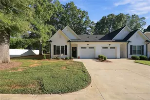 712 W Lee Ave, Yadkinville, NC 27055 - Photo 1