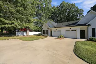 712 W Lee Ave, Yadkinville, NC 27055 - Photo 25