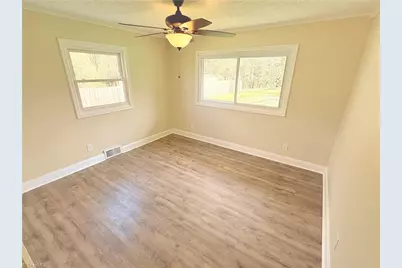 118 Lakeview Circle, Thomasville, NC 27360 - Photo 9