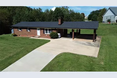 418 Cloverdale Lane, Wilkesboro, NC 28697 - Photo 3