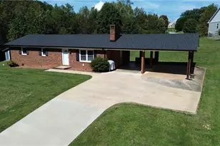 418 Cloverdale Ln, Wilkesboro, NC 28697 - Photo 3