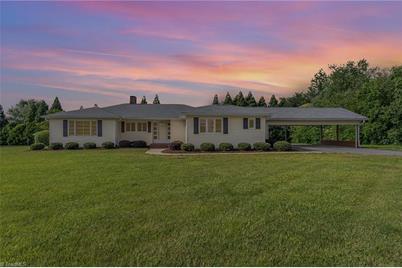 906 E Sunrise Avenue, Thomasville, NC 27360 - Photo 1