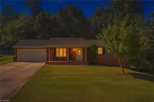 121 Pleasant Dr, Thomasville, NC 27360 - Photo 1