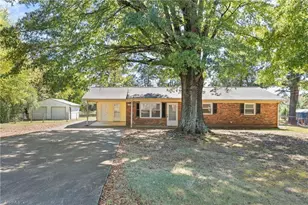 4706 Nokomis Dr, Kernersville, NC 27284 - Photo 1